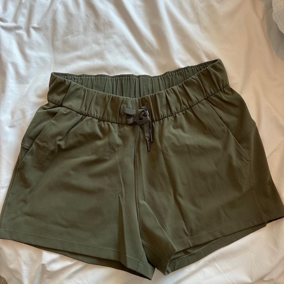 lululemon athletica Pants - Lululemon On The Fly Shorts (Luxtreme/Size 6)